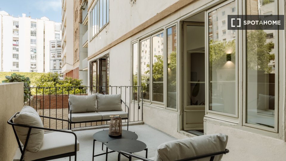 Apartment Barcelona, 2 beds, 74m² — photo 2