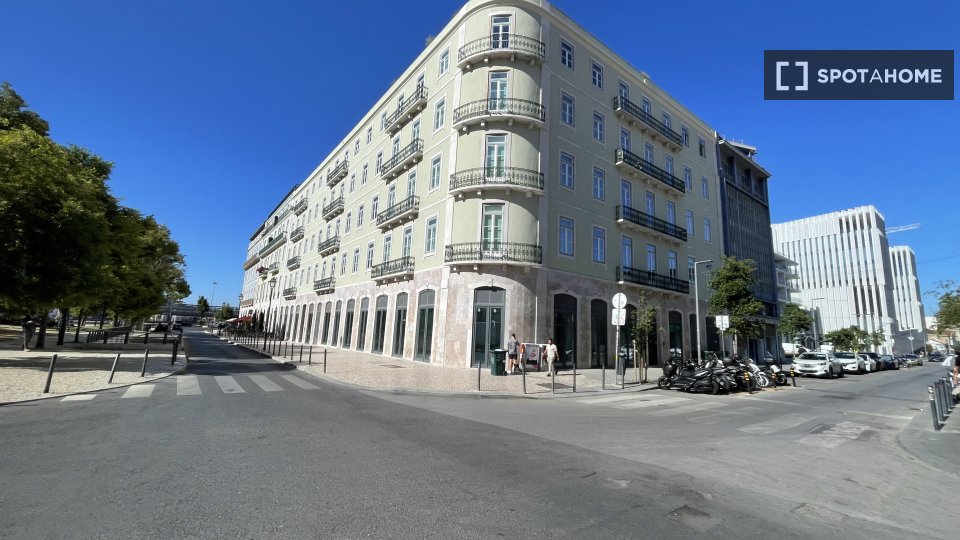 Apartment Lisbon, 2 beds, 136m² — photo 9