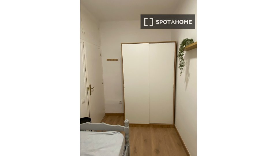 Double room Barcelona, 3 beds, 70m² — photo 10