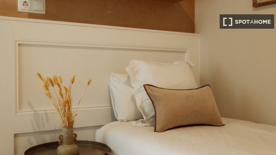 Double room Barcelona, 6 beds, 175m² — photo 2