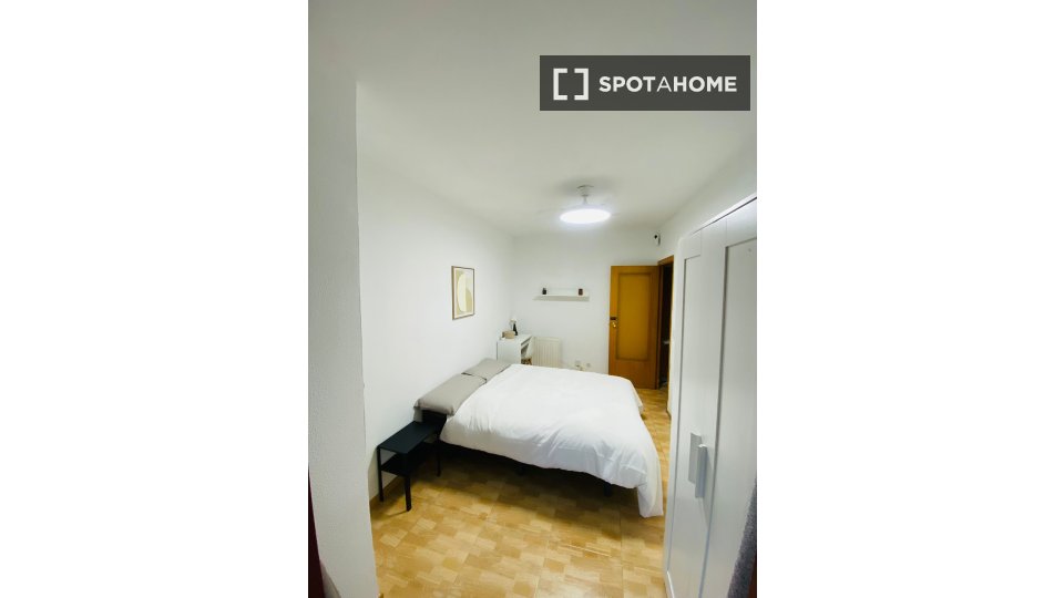 Double room Madrid, 5 beds — photo 4