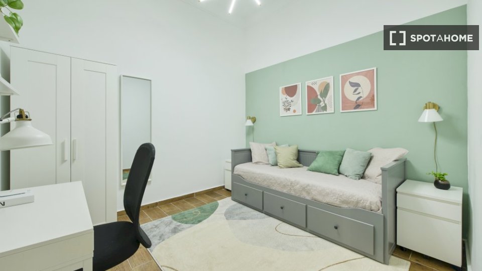 Double room Lisbon, 3 beds — photo 6