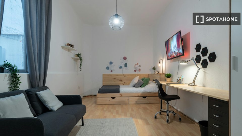 Double room Madrid, 7 beds, 160m² — photo 32