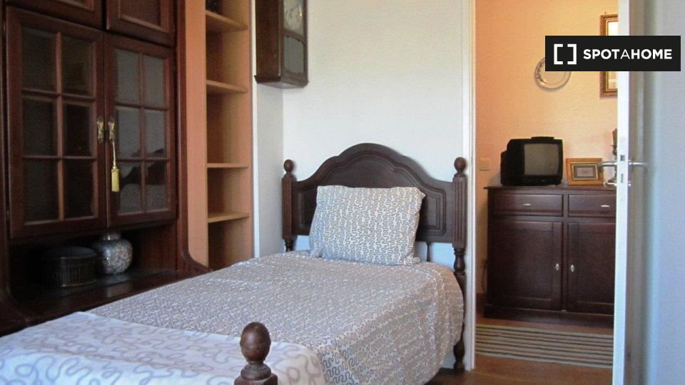 Double room Lisbon, 4 beds, 12m² — photo 2
