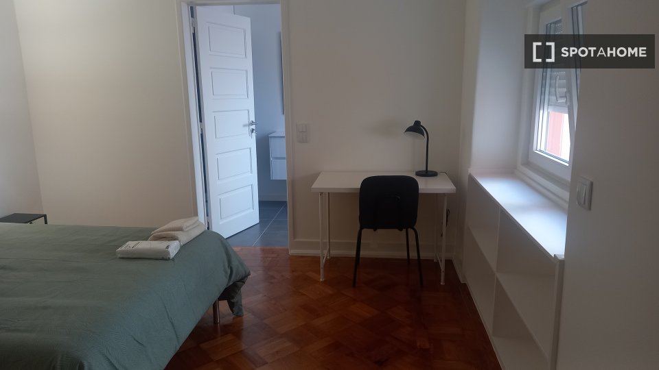 Double room Lisbon, 5 beds, 130m² — photo 1