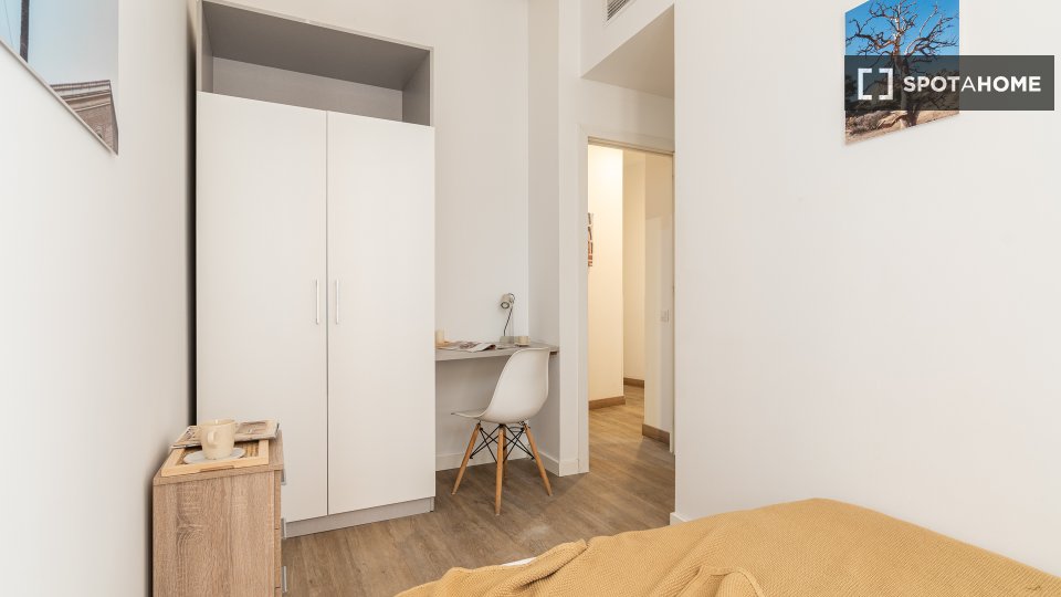 Double room Barcelona, 5 beds, 95m² — photo 13