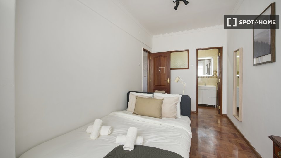 Double room Lisbon, 4 beds — photo 6