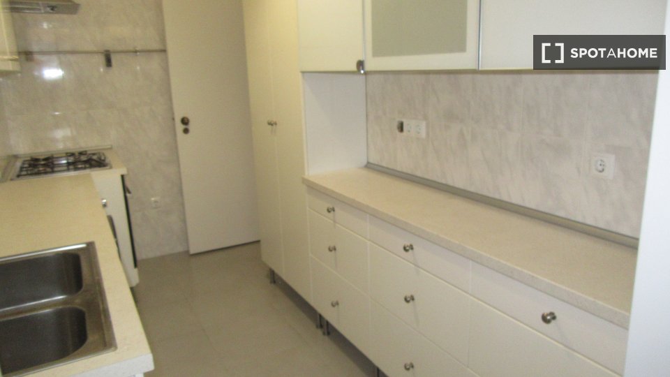 Double room Lisbon, 3 beds, 100m² — photo 13