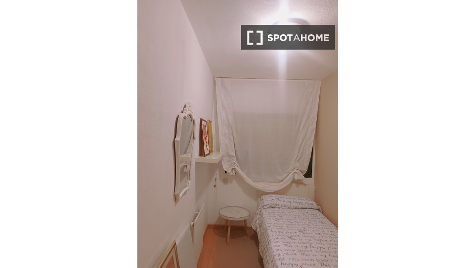 Double room Madrid, 3 beds, 80m² — photo 6