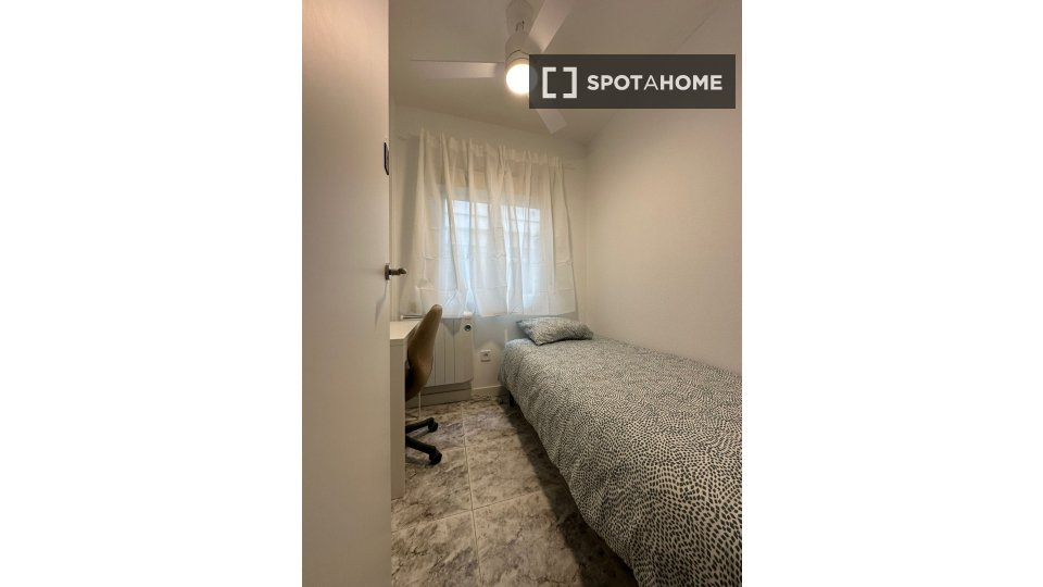 Double room Madrid, 5 beds — photo 3