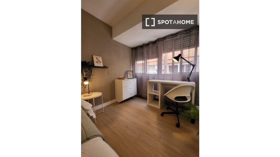 Double room Alicante, 5 beds, 120m² — photo 11