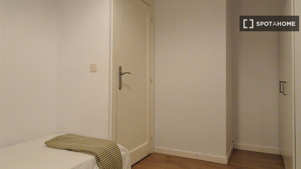 Camera in appartamento condiviso ad Almagro, Madrid - a Madrid