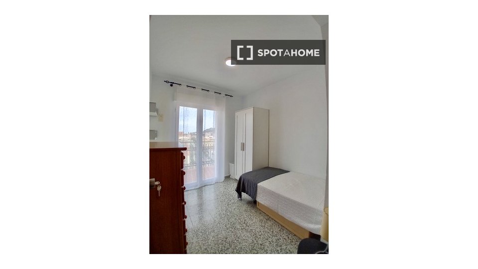 Double room Alicante, 5 beds, 140m² — photo 1
