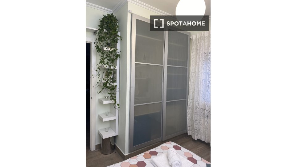 Double room Madrid, 3 beds, 9m² — photo 1