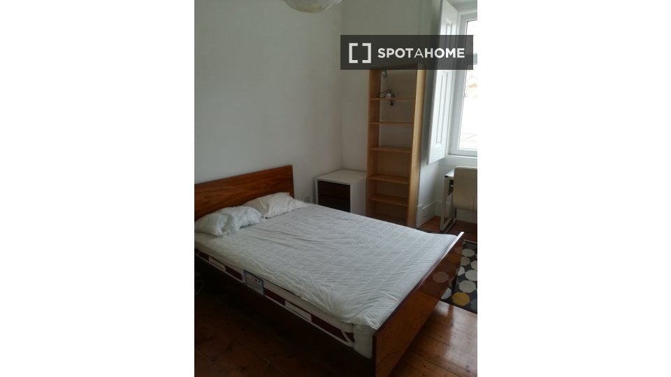 Double room Lisbon, 3 beds — photo 10