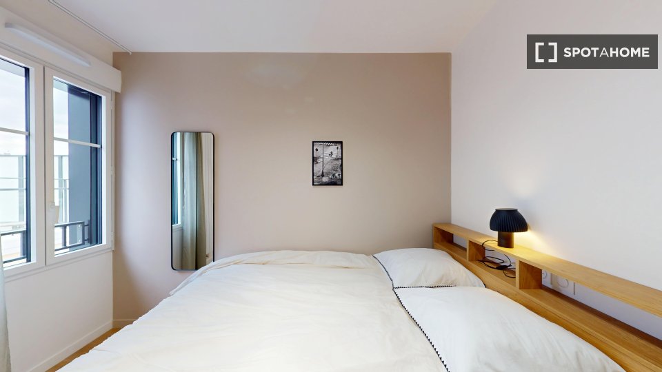 Camera in un appartamento condiviso con 15 camere da letto, Gare, Parigi.