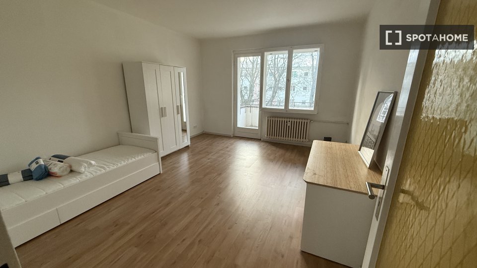 Double room Berlin, 3 beds, 20m² — photo 1