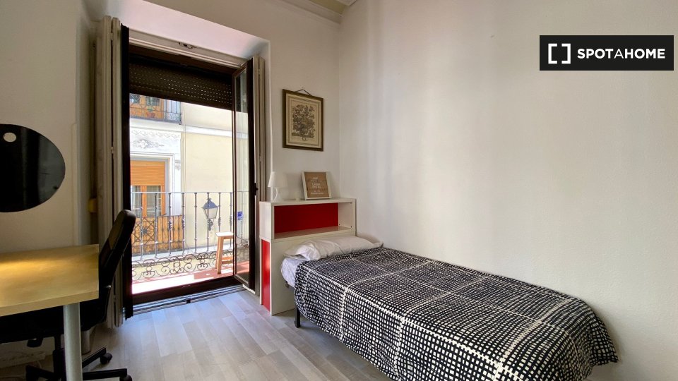 Double room Madrid, 7 beds, 120m² — photo 2