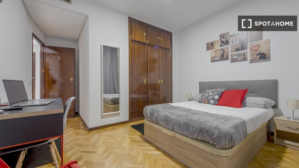 Double room Madrid, 9 beds, 220m² — photo 2