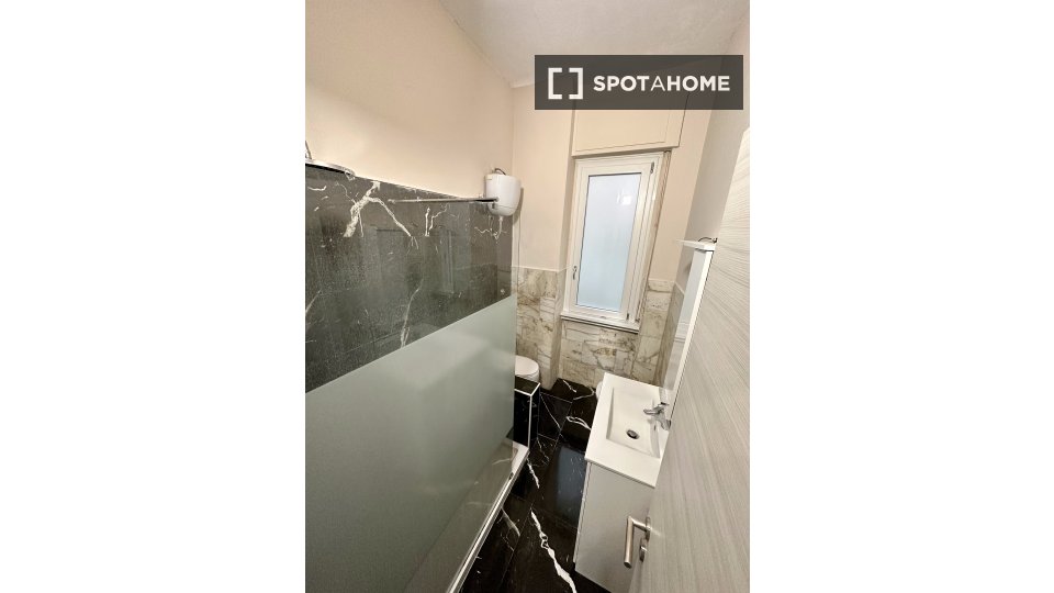 Double room Rome, 3 beds, 94m² — photo 15