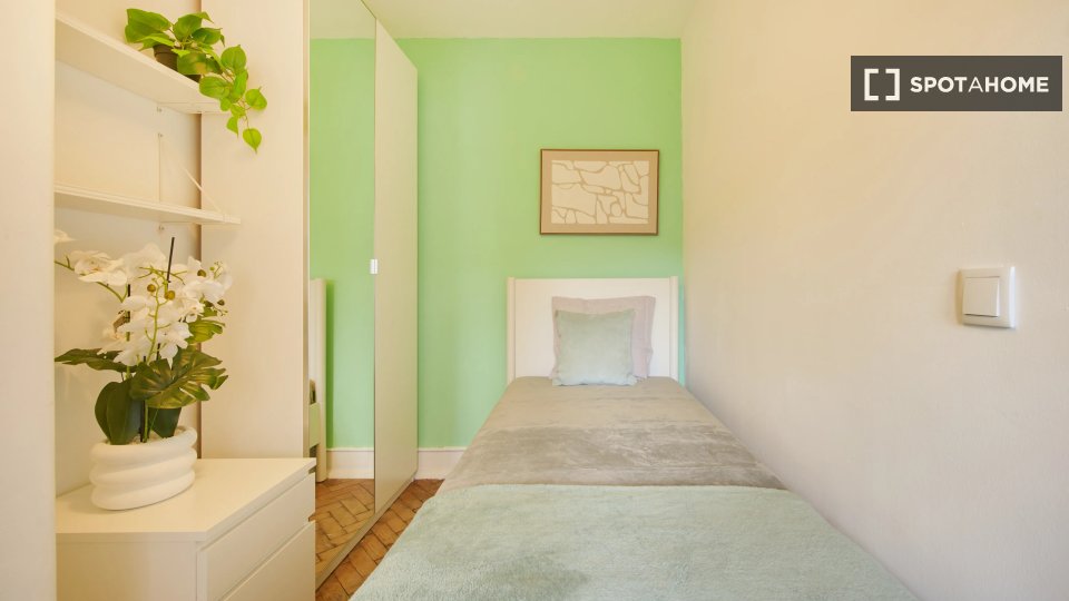 Double room Lisbon, 6 beds — photo 12