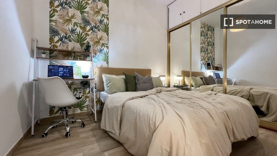 Double room Madrid, 3 beds — photo 20