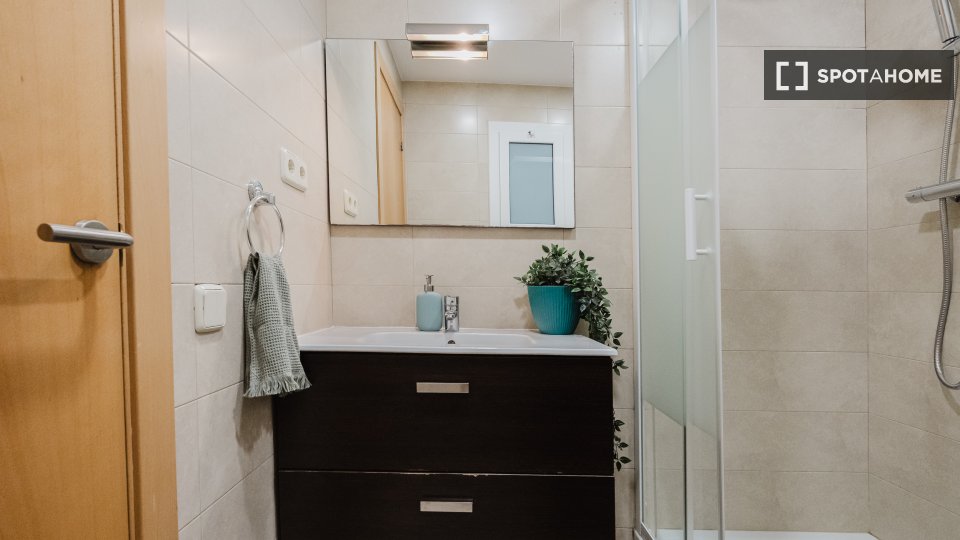 Double room Barcelona, 3 beds, 62m² — photo 2