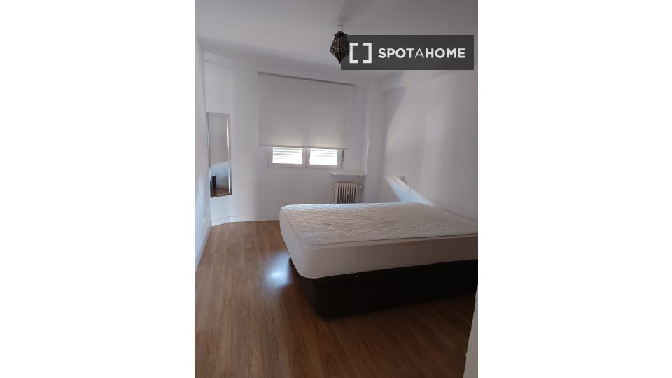 Camera in appartamento condiviso con 3 camere da letto, Pueblo Nuevo, Madrid - in Madrid