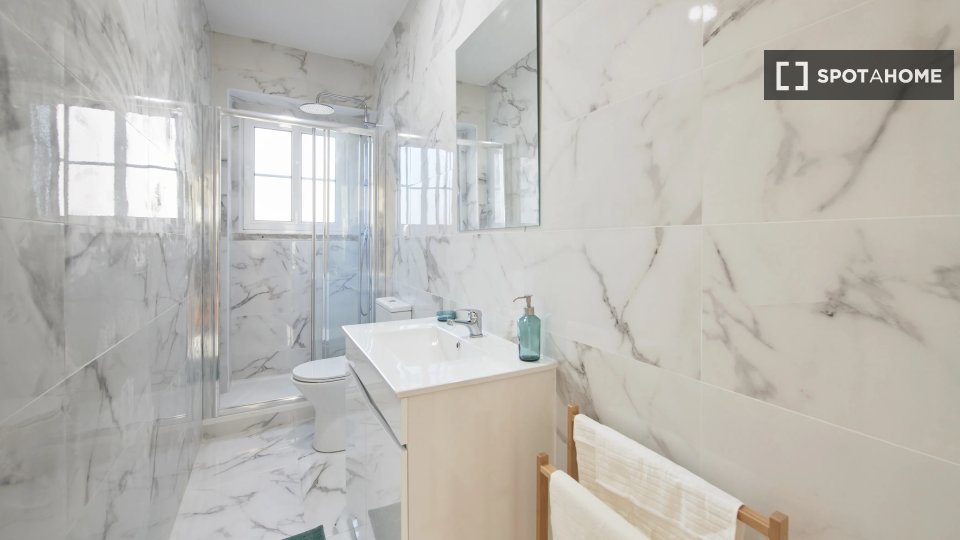 Double room Lisbon, 6 beds — photo 16