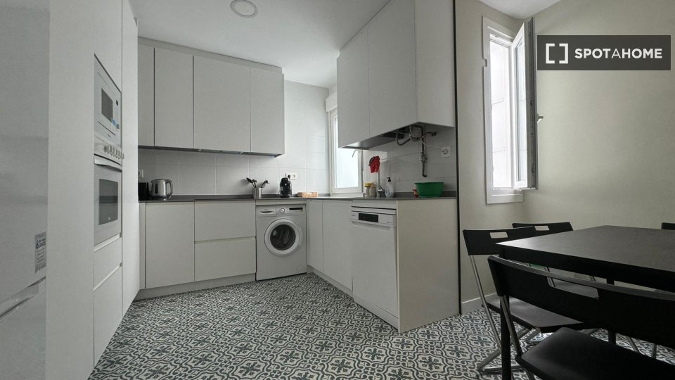 Double room Madrid, 8 beds, 139m² — photo 17