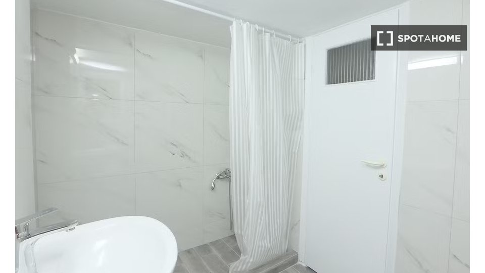 Double room Athens, 5 beds — photo 10