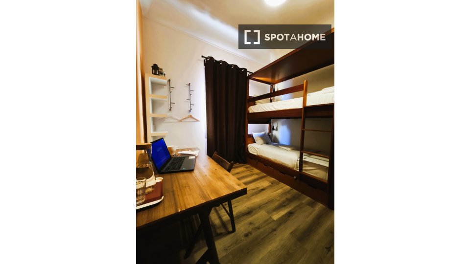 Double room Lisbon, 11 beds, 200m² — photo 34