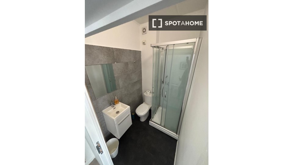Double room Brussels, 5 beds, 14m² — photo 31