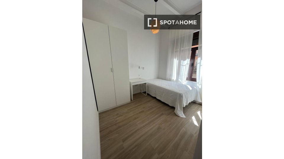 Se alquila habitación en piso compartido en Santa Rita, Almería.