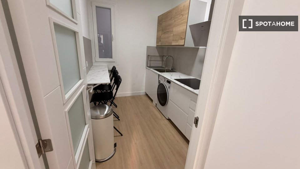 Double room Madrid, 5 beds, 90m² — photo 3