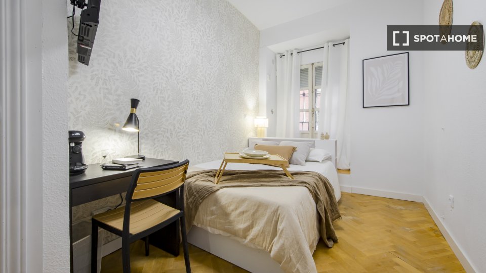 Double room Madrid, 5 beds, 130m² — photo 10