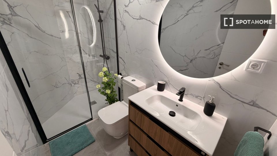 Double room Madrid, 5 beds, 90m² — photo 12