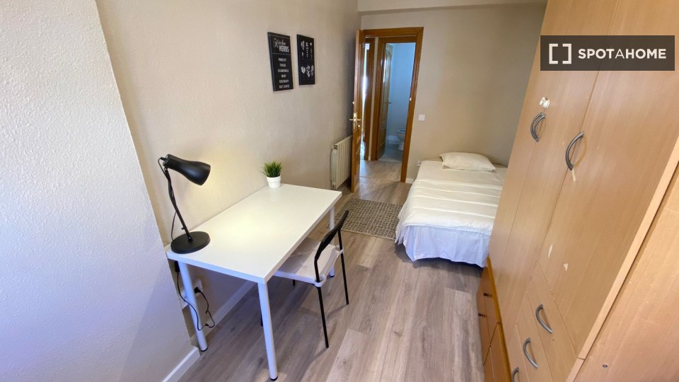 Double room Madrid, 4 beds — photo 10