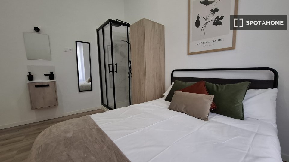 Double room Madrid, 12 beds, 185m² — photo 19