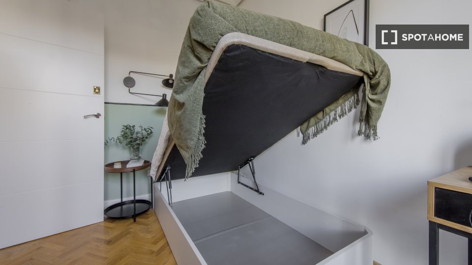 Double room Madrid, 7 beds, 120m² — photo 19