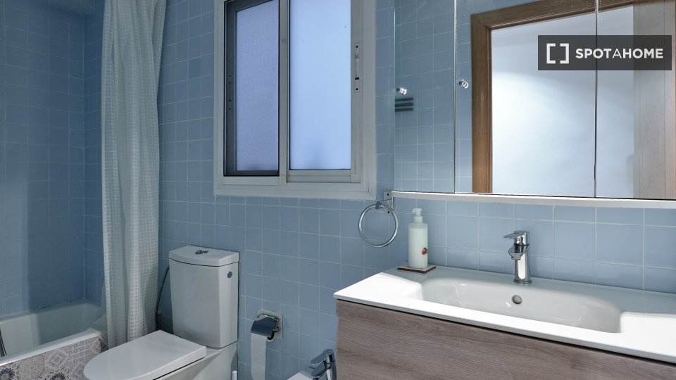 Double room Valencia, 1 bed, 90m² — photo 3