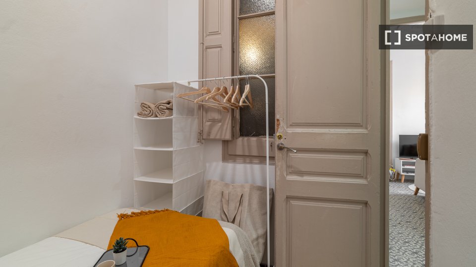 Double room Barcelona, 7 beds, 121m² — photo 3