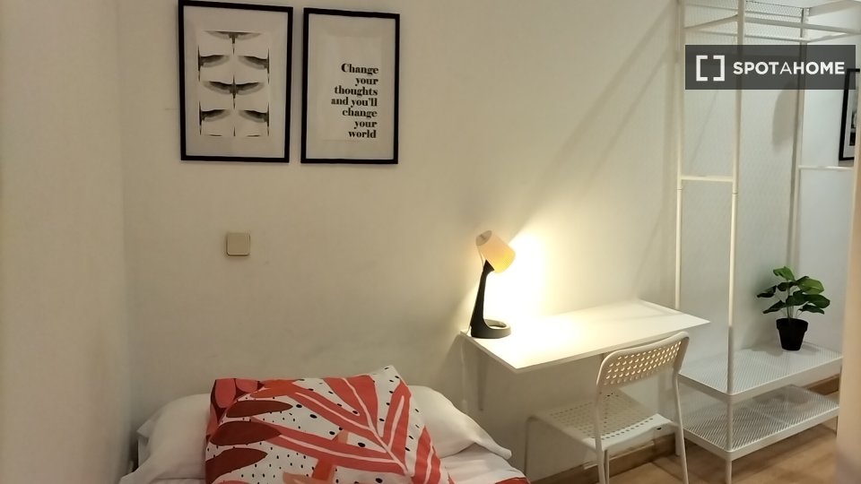 Double room Madrid, 7 beds, 90m² — photo 7