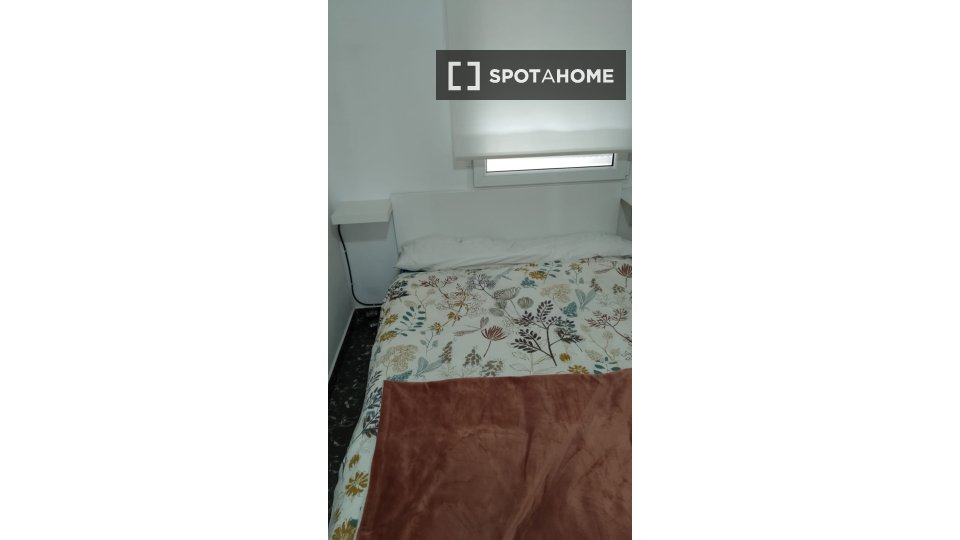 Double room Valencia, 3 beds, 89m² — photo 1