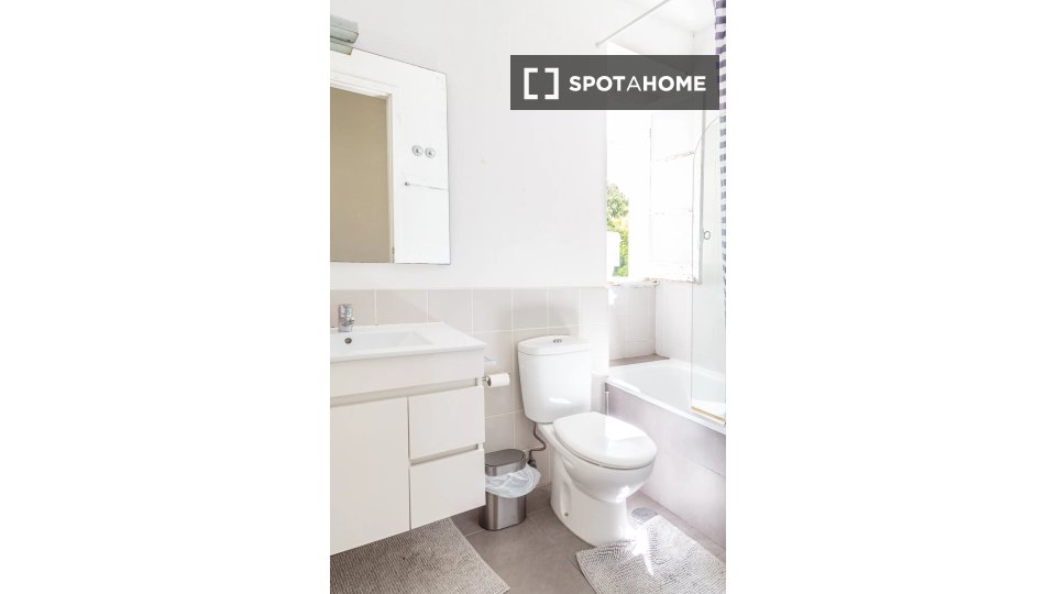 Double room Lisbon, 4 beds — photo 15