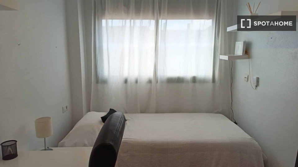 Double room Valencia, 3 beds — photo 19