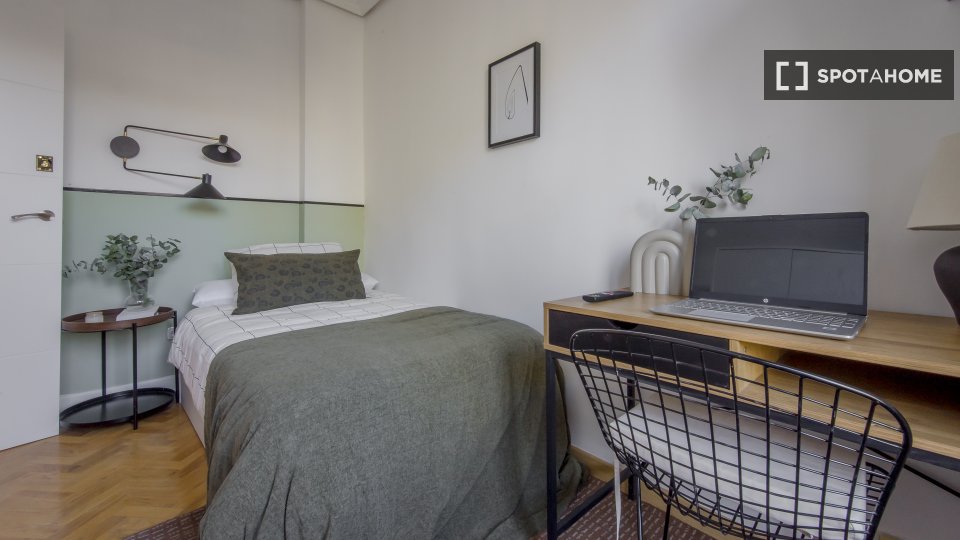 Double room Madrid, 7 beds, 120m² — photo 20