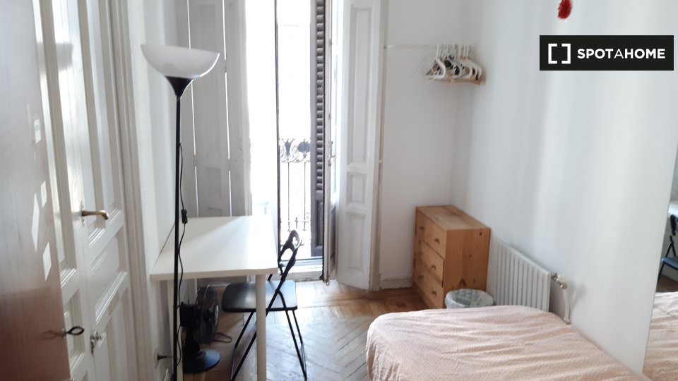 Double room Madrid, 12 beds, 280m² — photo 1