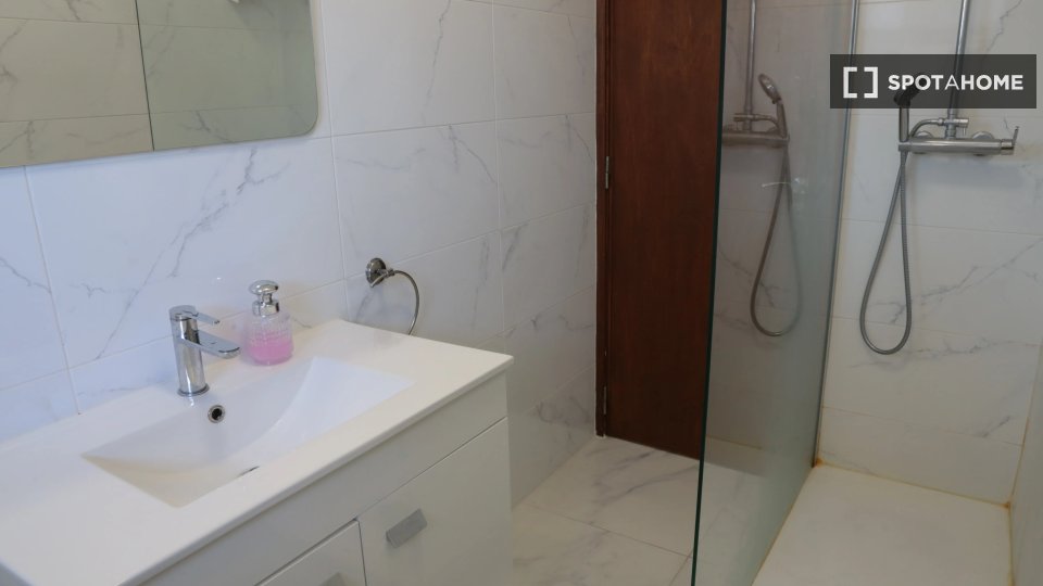 Double room Lisbon, 6 beds — photo 8