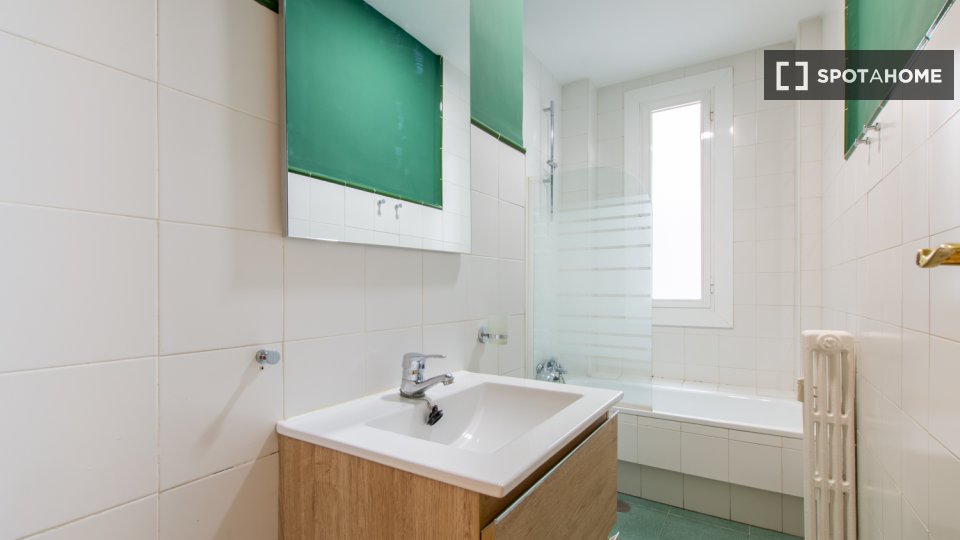 Double room Madrid, 5 beds — photo 1